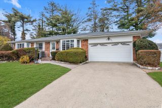 654 Oakwood Court, Westbury, NY 11590