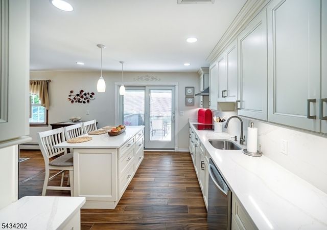 8 Edward Cir, Montville Twp., NJ 07045