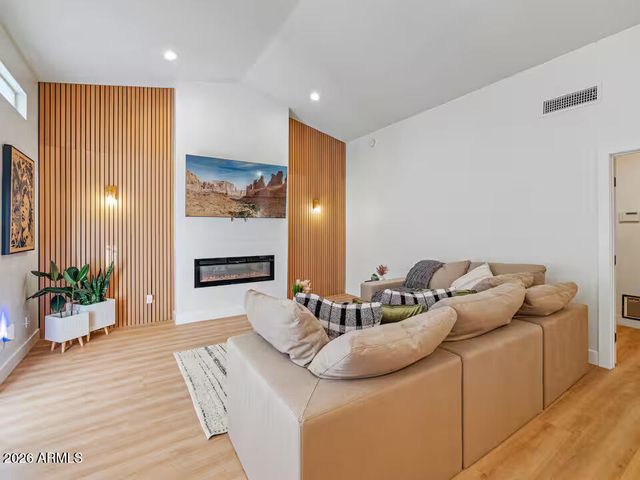 4537 E LE MARCHE Avenue, Phoenix, AZ 85032