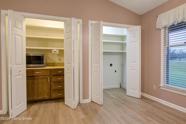 25 Valleyview Dr, Fisherville, KY 40023