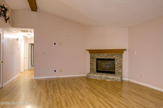 25 Valleyview Dr, Fisherville, KY 40023
