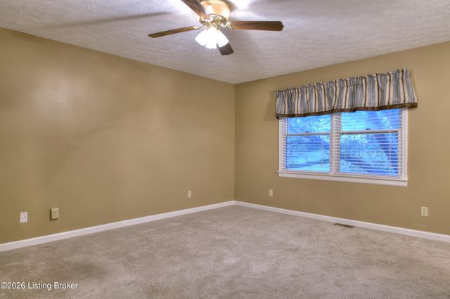 25 Valleyview Dr, Fisherville, KY 40023