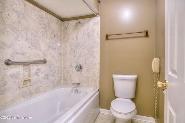 25 Valleyview Dr, Fisherville, KY 40023