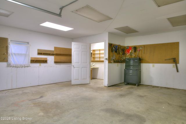 25 Valleyview Dr, Fisherville, KY 40023