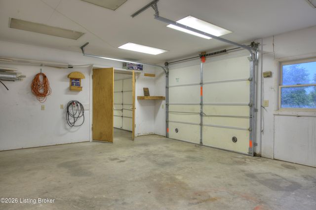 25 Valleyview Dr, Fisherville, KY 40023