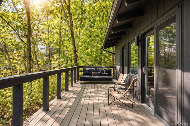 15 Lake View Court, Southampton, NY 11968
