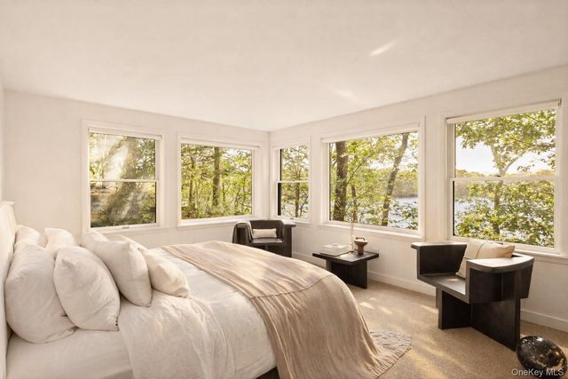 15 Lake View Court, Southampton, NY 11968