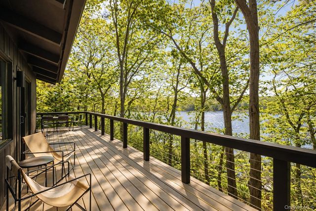 15 Lake View Court, Southampton, NY 11968