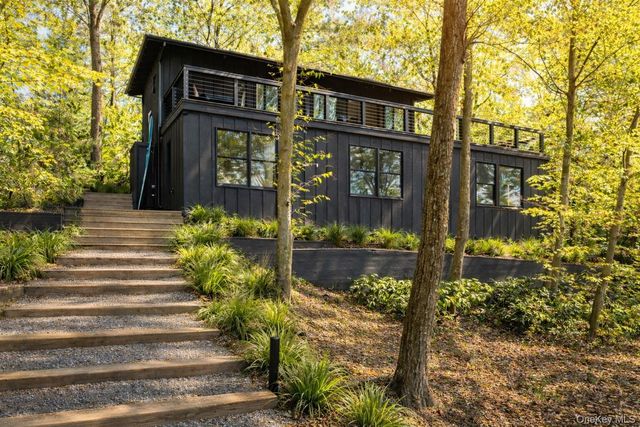 15 Lake View Court, Southampton, NY 11968