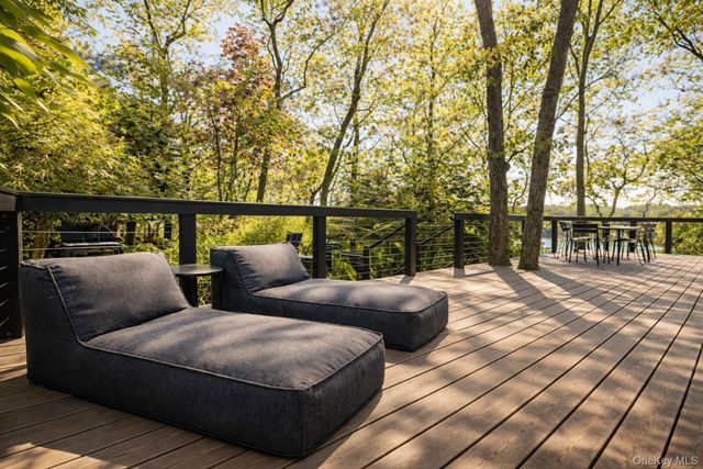 15 Lake View Court, Southampton, NY 11968
