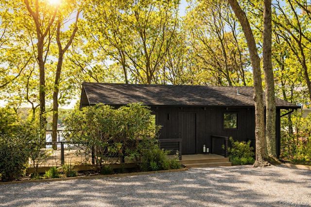 15 Lake View Court, Southampton, NY 11968