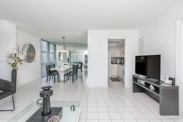 3675 N Country Club Dr 401, Aventura, FL 33180