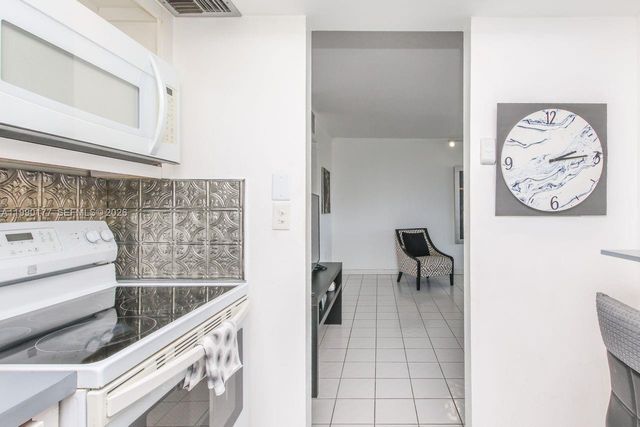 3675 N Country Club Dr 401, Aventura, FL 33180