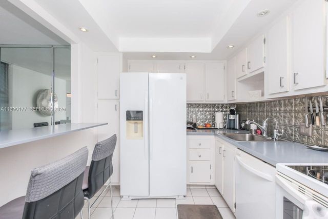 3675 N Country Club Dr 401, Aventura, FL 33180