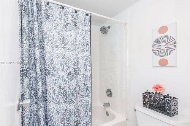 3675 N Country Club Dr 401, Aventura, FL 33180