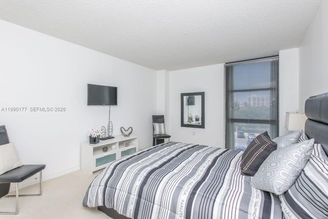 3675 N Country Club Dr 401, Aventura, FL 33180