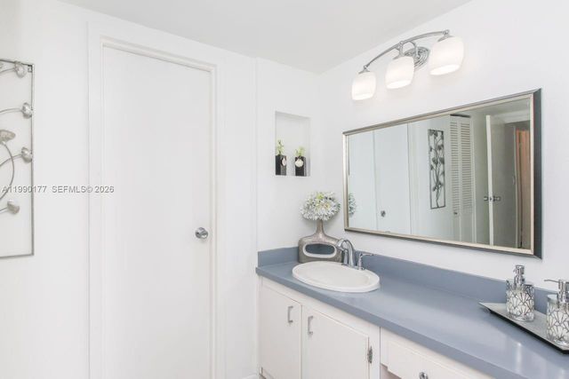 3675 N Country Club Dr 401, Aventura, FL 33180