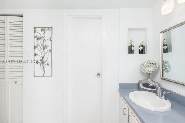 3675 N Country Club Dr 401, Aventura, FL 33180