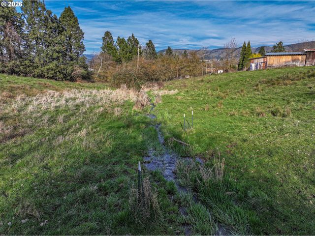 2739 WYEAST Rd, Hood River, OR 97031