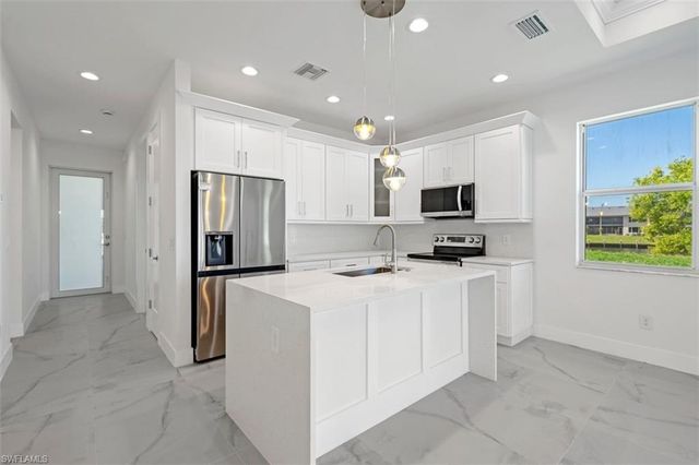 1105 SE 38th ST, Cape Coral, FL 33904