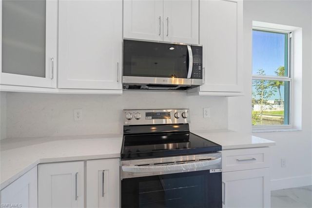 1105 SE 38th ST, Cape Coral, FL 33904