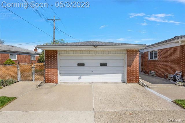 18241 Airport, Fraser, MI 48026