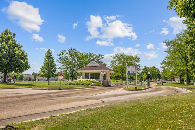 16530 Grandwood Lake Drive, Crest Hill, IL 60403