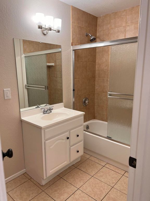 Image 12 of property listing at 3136 W Austin Way, Fresno, CA 93722