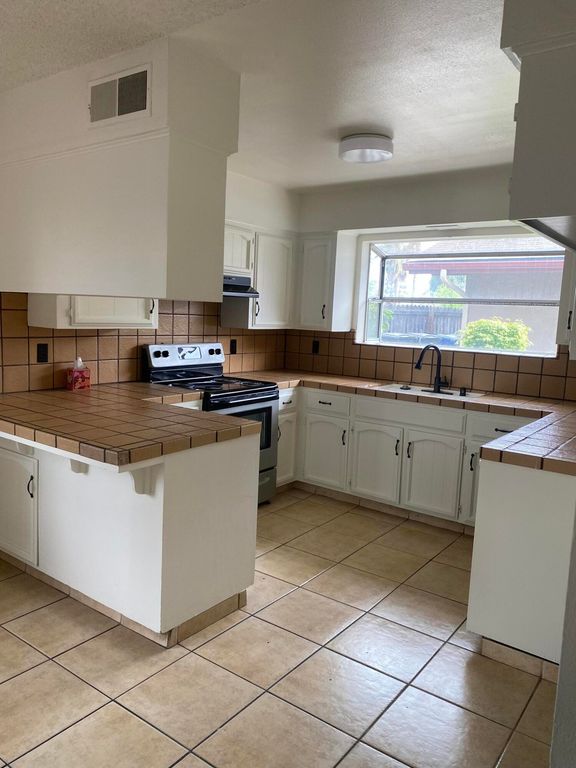 Image 20 of property listing at 3136 W Austin Way, Fresno, CA 93722