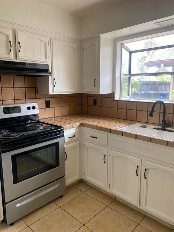 Image 21 of property listing at 3136 W Austin Way, Fresno, CA 93722