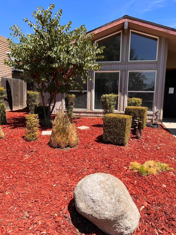 Image 3 of property listing at 3136 W Austin Way, Fresno, CA 93722