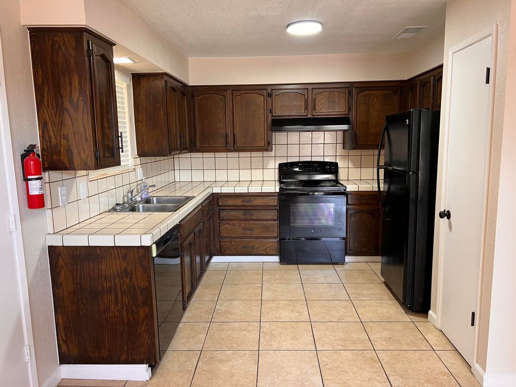 Image 4 of property listing at 3136 W Austin Way, Fresno, CA 93722