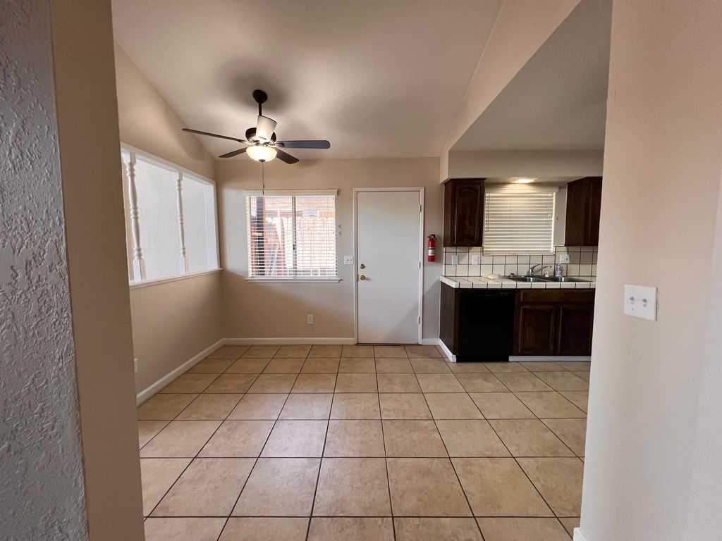 Image 5 of property listing at 3136 W Austin Way, Fresno, CA 93722