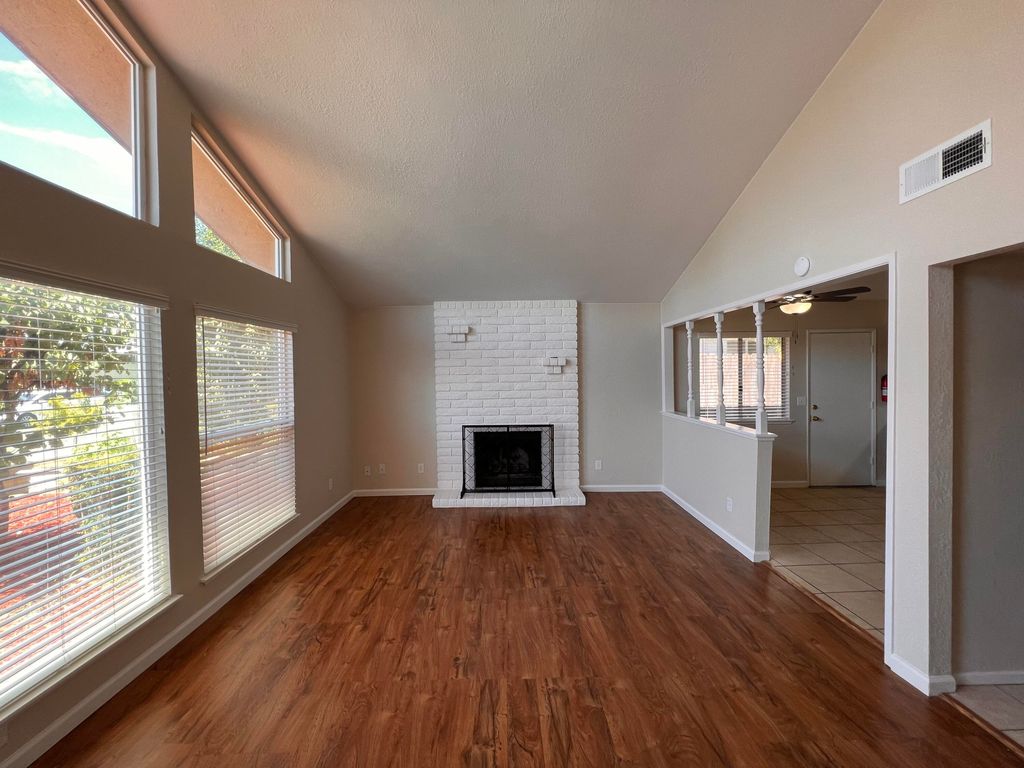 Image 8 of property listing at 3136 W Austin Way, Fresno, CA 93722
