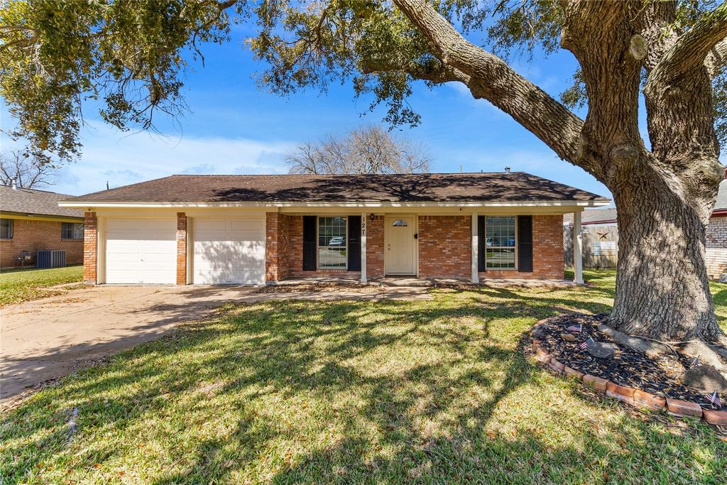 127 Talisman Street, Lake Jackson, TX 77566