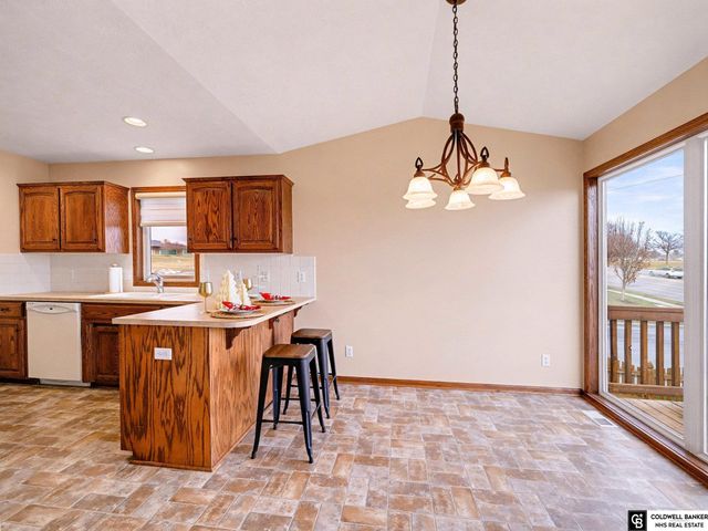 11533 Lakeview Drive, Papillion, NE 68046
