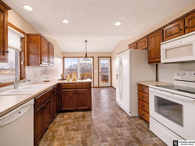 11533 Lakeview Drive, Papillion, NE 68046