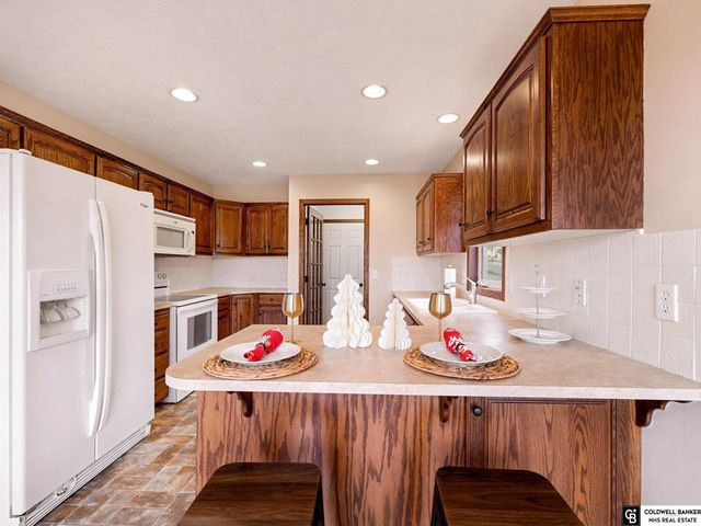 11533 Lakeview Drive, Papillion, NE 68046