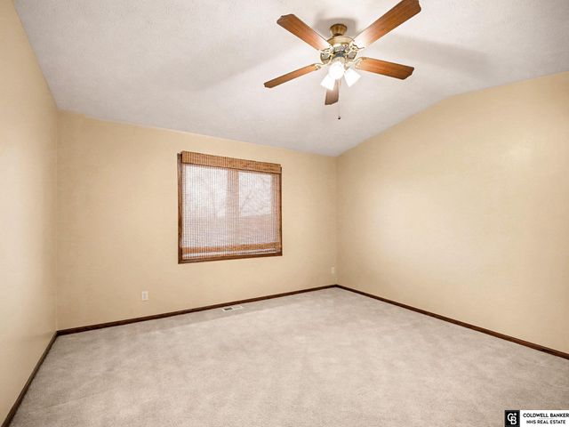 11533 Lakeview Drive, Papillion, NE 68046