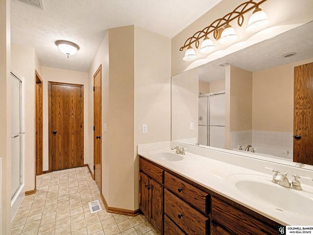 11533 Lakeview Drive, Papillion, NE 68046