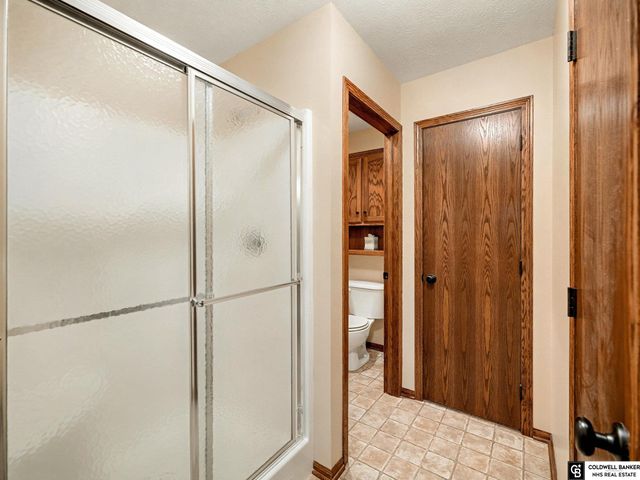 11533 Lakeview Drive, Papillion, NE 68046