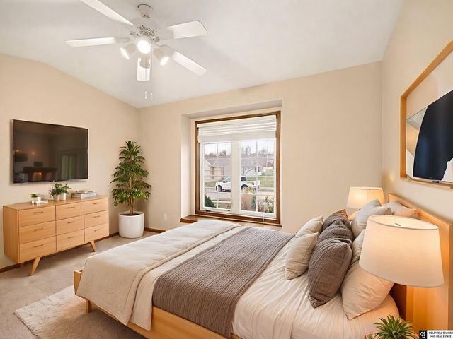 11533 Lakeview Drive, Papillion, NE 68046