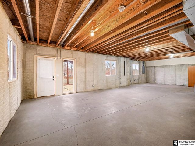 11533 Lakeview Drive, Papillion, NE 68046