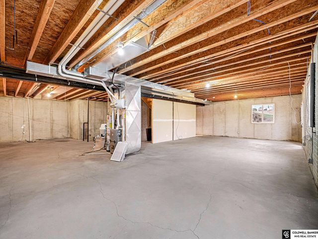 11533 Lakeview Drive, Papillion, NE 68046