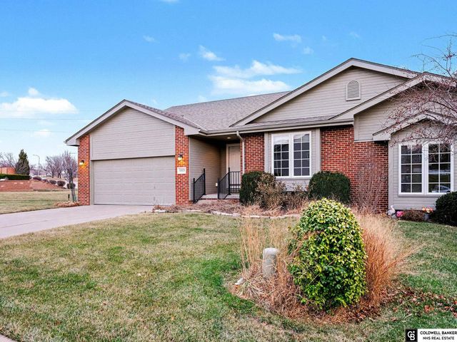 11533 Lakeview Drive, Papillion, NE 68046