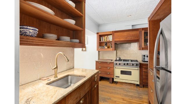 412 E 89TH Street, New York City, NY 10128