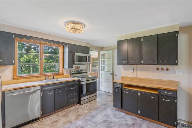 208 Manor Drive, Clay, NY 13212