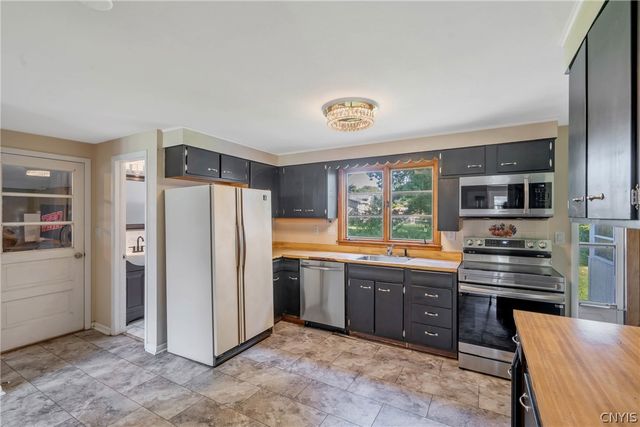 208 Manor Drive, Clay, NY 13212