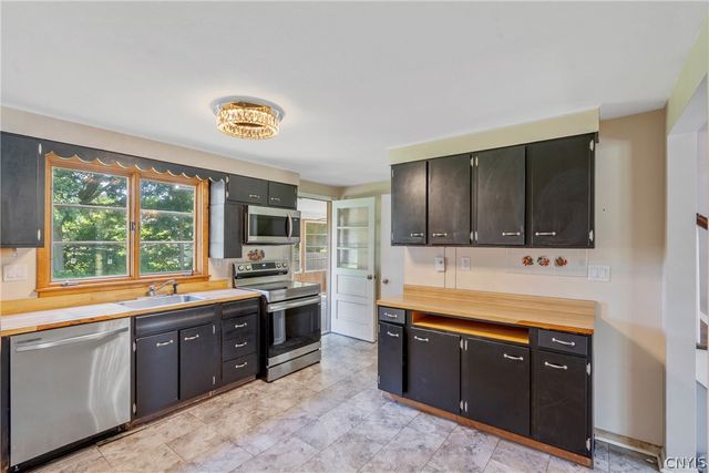 208 Manor Drive, Clay, NY 13212