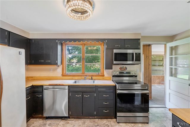 208 Manor Drive, Clay, NY 13212